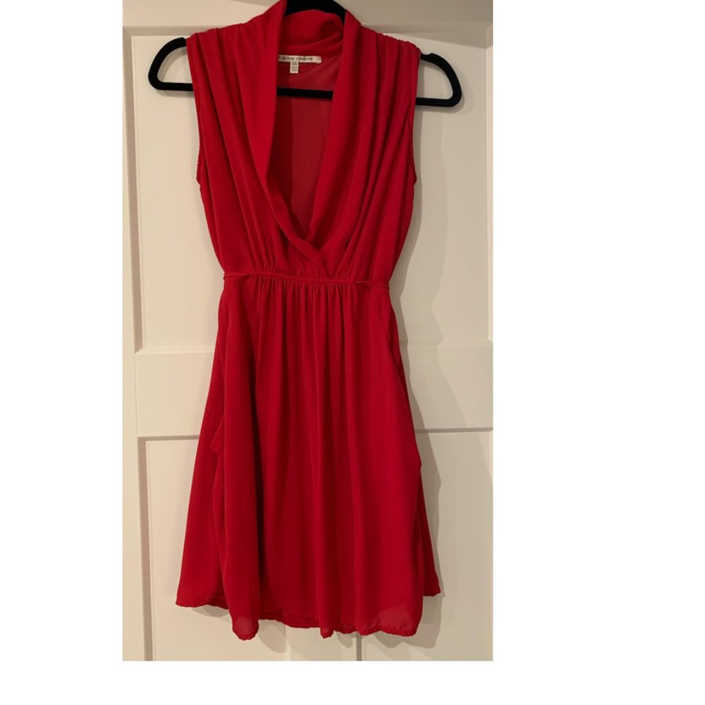 Sleeveless v neck dress
